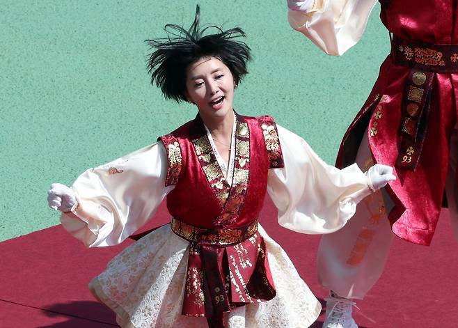 미스코리아 출신 한성주 전 아나운서가 9일 오전 경기도 고양종합운동장에서 열린 2023 정기 고려대·연세대 친선경기대회 럭비 경기에서 고려대 입학 30주년 93학번 응원부 ‘포효 93’ 일원으로 단상에 올라 열정적인 응원전을 이끌고 있다. 뉴스1