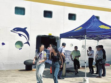 8일 오후 2시께 중국 관광객이 상하이에서 출발, 제주항에 도착한 크루즈 블루드림스타호에서 내리고 있다. 제주=신주희 기자