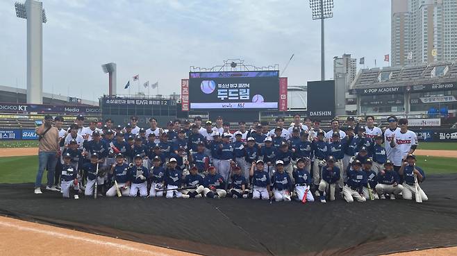 KT 위즈 선수들과 유소년 선수들. /사진=한국프로야구선수협회 제공