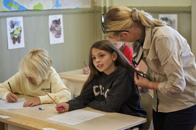 스웨덴 스톡홀름의 한 초등학교에서 학생들이 연필로 글쓰기 공부를 하고 있다. 사진=연합뉴스