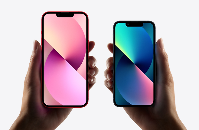 아이폰13 기본 모델과 아이폰 13 미니. 애플 홈페이지