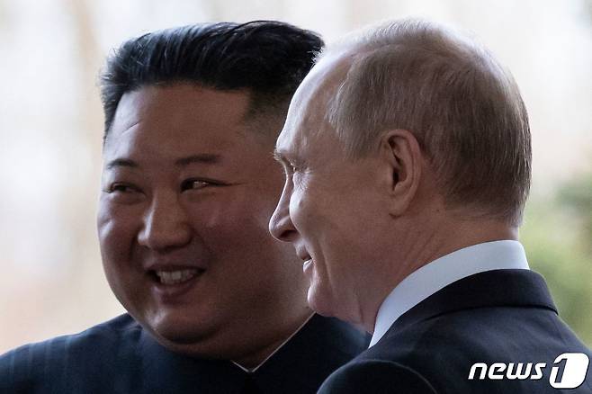 2019년 4월 25일 러시아 블라디보스토크에서 열린 회담에서 블라디미르 푸틴 러시아 대통령과 김정은 북한 국무위원장이 기념사진 촬영에서 포즈를 취하고 있다. 2019.04.25/ ⓒ AFP=뉴스1 ⓒ News1 홍유진 기자