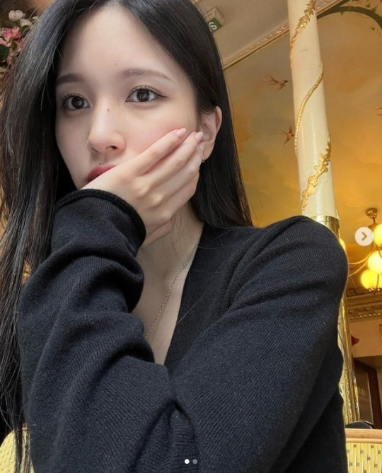 Mina was wearing a black cardigan and a long straight hair, and Mina, who took a self-portrait, attracted attention with her graceful and distinctive earrings.TWICE member Nayeon, who saw this, commented that she was pretty and admired Minas appearance.Meanwhile, TWICE is currently in the process of winning the fifth World Tour  ⁇  READY TO BE  ⁇ .report of entertainment teamFashion, Beauty, Entertainment, Korean Wave, Culture and Arts Specialized Media