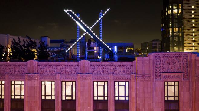 7월 28일 샌프란시스코 시내에 있는 트위터 본사 꼭대기에 있는 'X' 표지판에 근로자들이 조명을 설치하고 있다./AP 연합뉴스