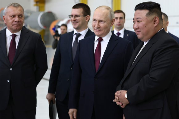 13일(현지시간) 러시아 아무르주 보스토치니 우주기지에 도착한 북한 김정은 국무위원장이 북러 정상회담에 앞서 블라디미르 푸틴 러시아 대통령과 시설을 둘러보고 있다. 두 정상 간 만남은 4년 5개월 만이다. [사진=AP/뉴시스]
