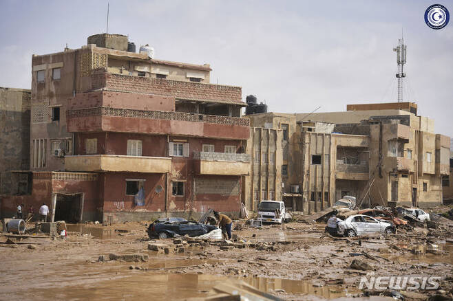 [데르나=AP/뉴시스] 리비아에 강력한 폭풍우가 상륙해 11일(현지시각) 항구 도시 데르나 거리의 자동차들이 진흙탕에 빠져 있다. 지중해성 폭풍 '대니얼'로 리비아 동부에 홍수와 산사태가 발생해 최소 2000명이 숨진 것으로 나타났다. 2023.09.12.