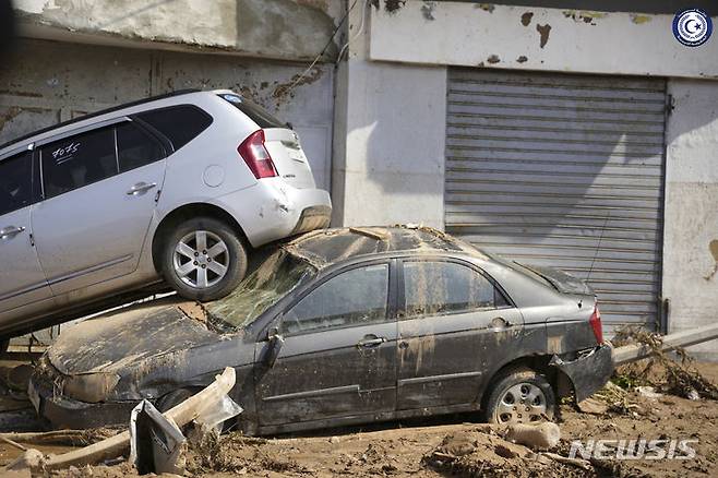 [데르나(리비아)=AP/뉴시스]지중해 폭풍 대니얼이 일으킨 홍수로 도시 전체 중 4분의 1 이상이 파괴된 동부 데르나에서 11일(현지시간) 급격히 불어난 물에 떠내려온 자동차들이 파손된 채 쌓여 있다. 지난 10일 리비아를 강타한 지중해 폭풍 대니얼이 몰고온 홍수로 지금까지 리비아 동부 도시 데르나에서 홍수로 숨진 시신 1000구 이상을 수습했다고 BBC가 보도했다. 2023.09.12.