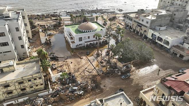 [리비아=AP/뉴시스] 12일(현지시간) 지중해 폭풍 대니얼 영향으로 리비아 동부 데르나에 홍수가 발생했다. 2023.09.13.