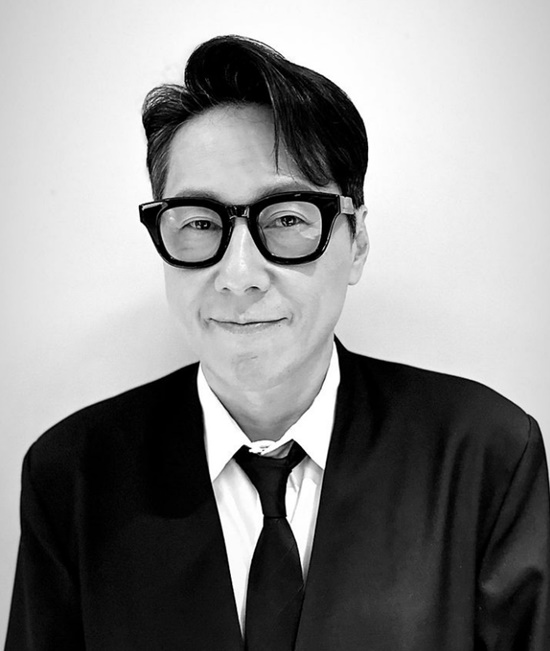 As the news of the fathers death of singer and producer Yoon Jong Shin is reported, the memorial procession continues, and his personal channels are showing a grudging heart toward his father.Yoon Jong Shins father passed away the day before yesterday (April 12).Yoon Jong Shin has been revealing his special feelings about Father through his personal channel. Earlier this year, Father authenticated his message to Moy Yat every morning and said, Careful.The 90-year-old Father tells his children that Moy Yat morning has awakened you safely. Thank you. In May, he shared a photo of his beautiful gray-haired fathers back, saying, He walks well at ninety. Thank you. In June, he shared a picture of the whole family spending time together, saying, Its my 90th birthday.At that time, Yoon Jong Shin said, It was much weaker than the last visit.I do not know if I can see you again next time, he added, adding that his fathers eyes touching Laos balls were moistened.Yoon Jong Shin, who has recorded precious memories with his father like this, is continuing to wave up to the netizens.Meanwhile, the deceaseds Mortuary was set up at the funeral hall of Asan Medical Center in Seoul.Photo: DB, Yoon Jong Shins personal channel