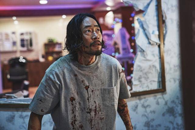 디즈니플러스 오리지널 시리즈 '무빙'은 초능력을 숨긴 채 현재를 살아가는 아이들과 아픈 비밀을 감춘 채 과거를 살아온 부모들의 이야기를 그린 휴먼 액션 시리즈다. 류승범은 극중 해외로 입양된 킬러 역할을 맡았다. '무빙' 스틸컷