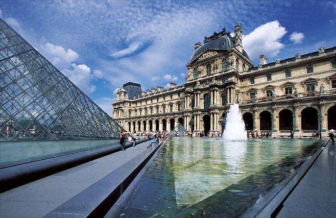 박물관 이름을 ‘장물 창고’라고 불러도 될 만큼 문화재 도굴과 절도에서 프랑스는 상상을 초월한다. 2005년 국립중앙박물관 개관식에 참석했던 프랑스 학자 기 소르망은 서구가 아시아의 문화재를 약탈했다기보다 ‘보호’하고 있다고 말해 빈축을 샀다. 프랑스 파리의 루브르박물관 전경. /Getty Images Bank