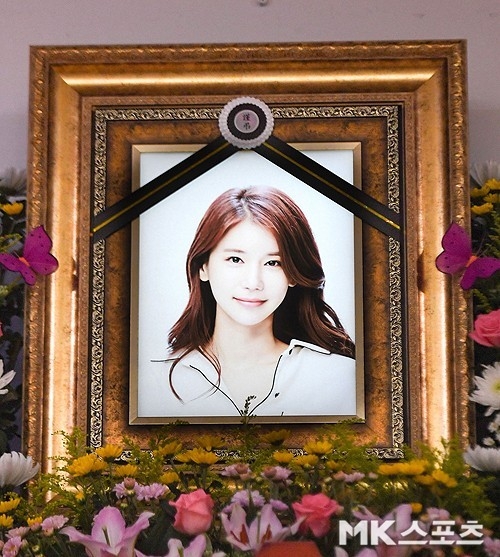 Its been three years since Oh In Hye left us.The deceased was found by a friend in a cardiac arrest state at his home in Yeonsu-gu, Incheon on September 14, 2020. At that time, he was taken to a hospital but eventually died.While on the move, he received first aid such as cardiopulmonary resuscitation (CPR) and temporarily regained breathing and pulse, but eventually closed his eyes without regaining consciousness.At that time, he caught the attention of many people wearing an extraordinary orange dress that reveals his heart.Then, in 2012, MBC drama  ⁇   ⁇   ⁇ , 2013 movie  ⁇  Wish Taxi  ⁇ , 2014  ⁇  Janus: two faces of desire appeared in the face and announced the face.In particular, the deceased had opened a personal YouTube channel  ⁇   ⁇   ⁇   ⁇   ⁇   ⁇   ⁇   ⁇   ⁇  and communicated with the fans until the day before the incident.In response, Oh In Hye worked tirelessly to shed his prejudices, but he made a sad choice and said goodbye to the world.In this sad news, the public is still remembering and comforting him.