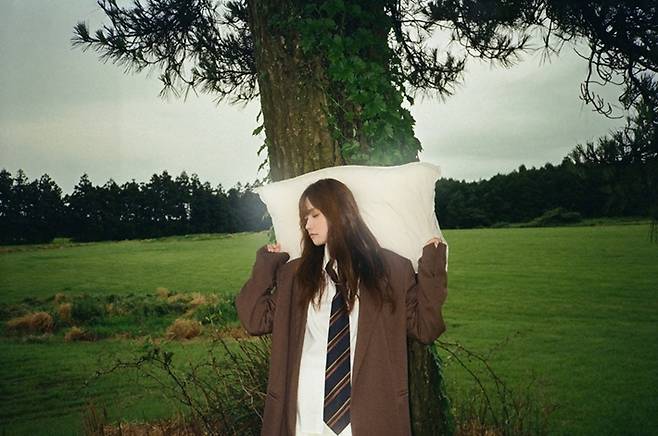 이진아의 새 앨범 '도시의 속마음'은 '도시'를 주제로 하며, 총 12곡이 담겼다. 안테나 제공