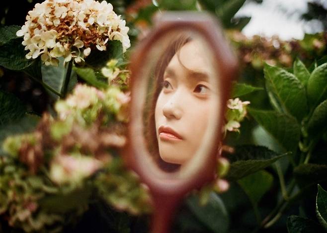 싱어송라이터 이진아가 지난 11일 오전, 서울 서초구의 한 카페에서 정규 3집 '도시의 속마음' 발매 기념 라운드 인터뷰를 열었다. 안테나 제공