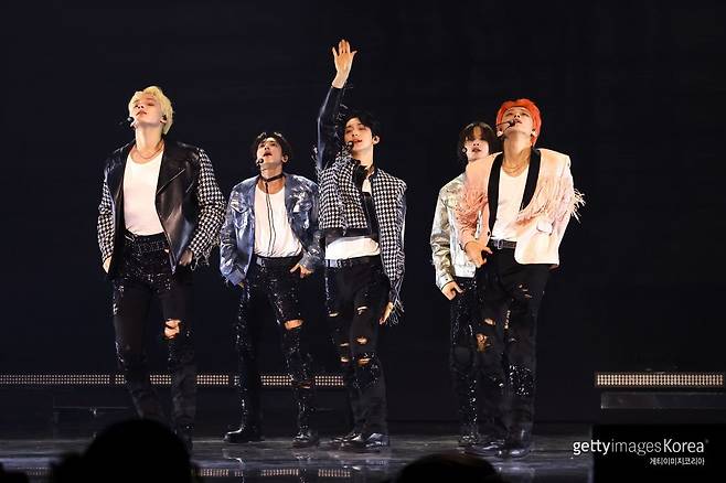 그룹 투모로우바이투게더(TXT)가 미국 ‘2023 MTV 비디오 뮤직 어워즈’(VMA)에서 브라질 팝스타 아니타와 함께 신곡 ‘백 포 모어’(Back For More) 무대를 선보였다. 사진=게티이미지코리아