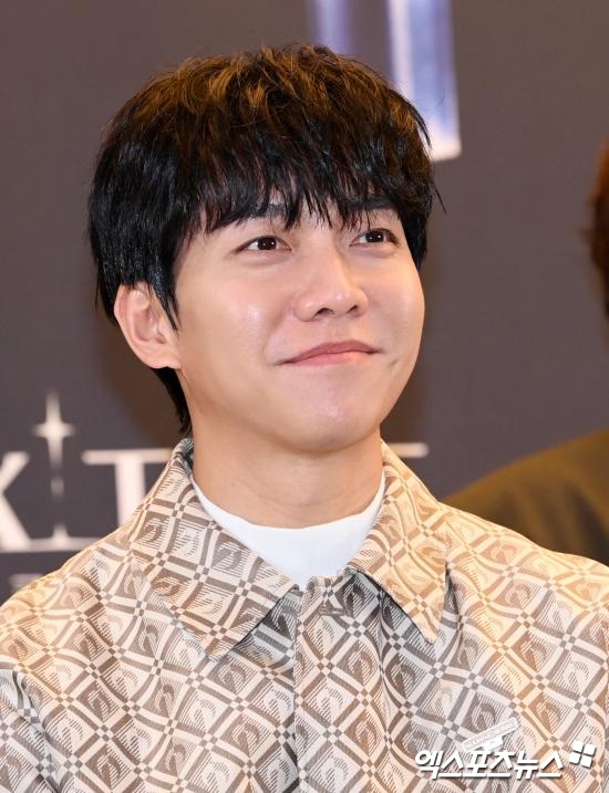 Amid the prolonged controversy surrounding singer and actor Lee Seung-gis United States of America performance, Lee Seung-gi is expected to stick to his position that he has never agreed.On the 14th, the World Daily reported on the still-changing position of Lee Seung-gi agency HumanMade in Abyss and local performance agency Andreu Buenafuente, who planned the United States of America concert schedule.Hugh Andreu Buenafuente refuted the claim that Lee Seung-gi agency had not previously agreed to proceed with the fan meeting, saying, It was Gong Yoo with agency officials before departing from Korea. Lee Seung-gi agency said it was unilateral notice.We have planned to perform concerts in three places: the United States of America, the United States of America, and the United States of America. We have planned to perform concerts in three places in the United States of America, but because of the poor salesman, we have conveyed to the humanmade Abyss that it is necessary to cancel the concert because of the poor salesman. Two of the three concerts were canceled because of the cancellation of the concert. I asked them to cancel it. I explained.The explanation that the Princeton concert was canceled due to performance reasons is false, he said.According to Hugh Andreu Buenafuente, Atlanta performance sold 350 out of 2800 seats and Princeton performance sold only 180 out of 2800 seats.In order to compensate for the damage caused by this, we decided to receive sponsorship from local restaurants.Hugh Andreu Buenafuente promised to be sponsored by Lee Seung-gi, agency officials and performance staff from the dinner on the day they arrived in Atlanta to the 29th day of the show, the catering at the concert on the day of performance, and the after-concert after the concert. He said he planned a photo shoot with Restaurant officials in return.All of this is claimed to have been Gong Yoo in a group chat room with HumanMade in Abyss officials and Hugh Andreu Buenafuente officials.He also said that he did not plan to proceed with the fan meeting mentioned by HumanMade in Abyss because he was Gong Yoo with the title Advertiser and Sponsor.In response, HumanMade in Abyss said Lee Seung-gi was a contract for local performance and that there was no legal problem. The Restaurant sponsor was unilaterally sent by Hugh Andreu Buenafuente, and there was no compulsion.I didnt even know the exact details, he explained.The reason for this conflict is that there was a disagreement in the process of coordinating opinions, he said. It has not been well communicated since the arrival of the United States of America.I was not able to go ahead with some coercion. Earlier, Lee Seung-gi was reported to have unilaterally canceled the restaurant, which he had planned to visit after the United States of America performance at the end of last month, and was surrounded by no show and controversy over Korean residents.In this regard, the two sides are staggered, and both sides are still in the position.At the time of the controversy, Lee Seung-gi said, HumanMade in Abyss and Lee Seung-gi have never agreed to any form of fan meeting in the Restaurant, the event and sponsorship were conducted by a local performance agency, In particular, the artist and agency were not involved in the financial sector.I regret that some of the people and acquaintances who were in Restaurant are packed with korean residents representing the whole Korean people living in the United States of America and maliciously trying to scratch the artist.The two sides are in a tight position and the incident is showing signs of prolonging. Hugh Andreu Buenafuentes rebuttal has come out, but Lee Seung-gi is not currently responding.It is likely to adhere to the previous position that it did not agree with these contents.Photo=DB