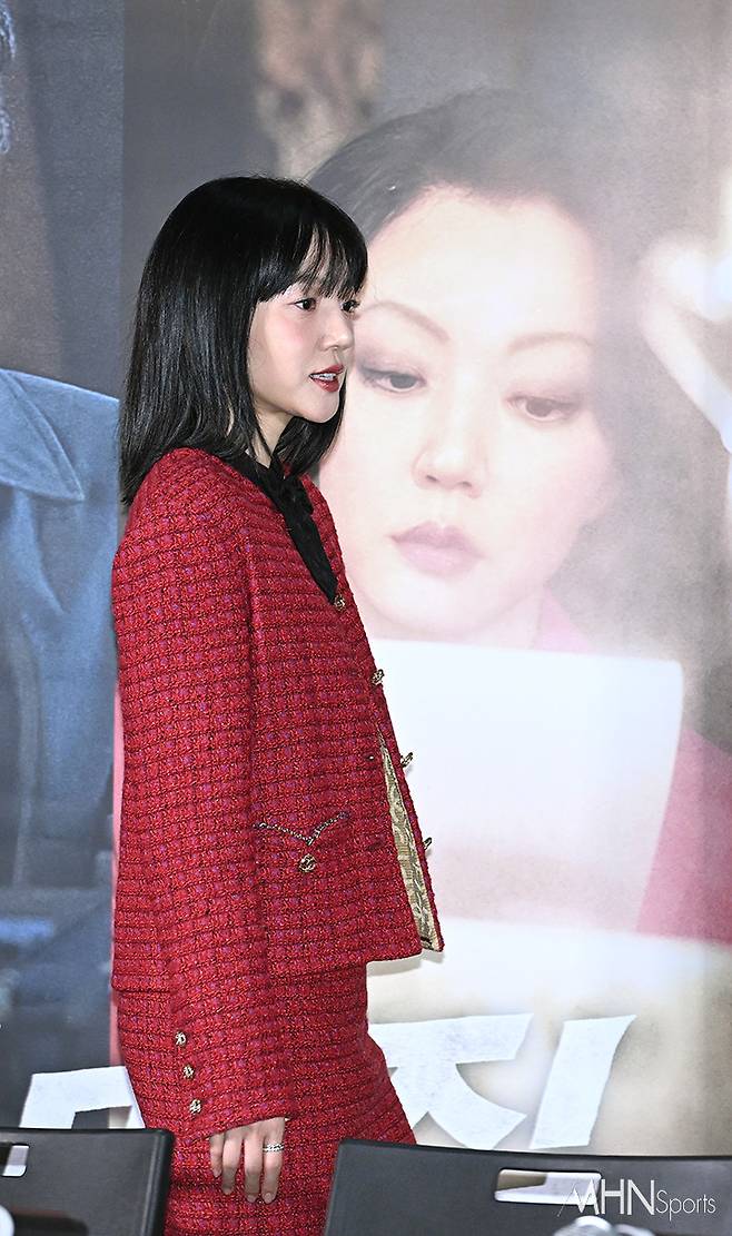 Actor Im Soo-jung showed off his Beautiful Looks.On the day, Im Soo-jung appeared in a red check tweed two-piece look with black strap heels.While still Beautiful looks, Im Soo-jung presented Beautiful looks like a gift with a ribbon-pointed blouse.Cobweb starring Im Soo-jung is a movie that Kim Yeol Director (Song Kang-ho), who believes that it will become a masterpiece if he changes the ending of the movie Cobweb It is a pleasantly drawn movie that pushes the shooting on the spot just before the madness.Im Soo-jung acted as veteran actor The Immigrant. It will be released on the 27th.