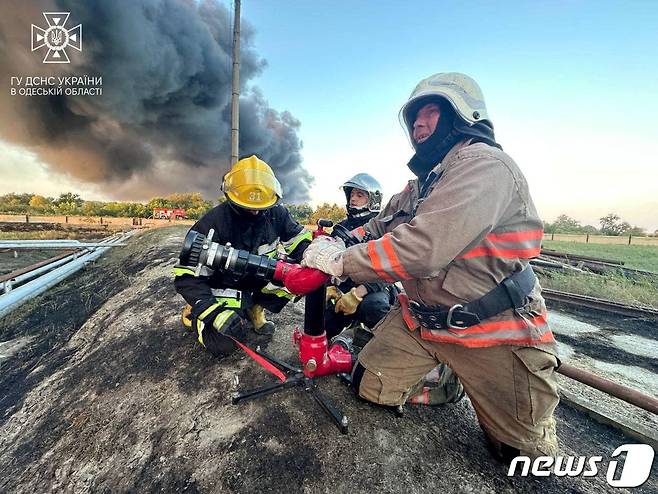 6일(현지시간) 우크라이나 오데사에서 러시아 군의 드론 공격을 받아 불길에 휩싸인 현장서 소방대원이 진화 작업을 하고 있다. 2023.9.7 ⓒ 로이터=뉴스1 ⓒ News1 우동명 기자