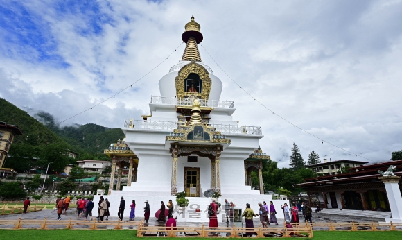 부탄 팀푸 시내의 ‘메모리얼 초르텐’ 전경. 성군으로 추앙받는 부탄의 3대 국왕을 추모하기 위해 세운 탑이다. 우리 탑돌이처럼 초르텐 주위를 돌거나 마니차(기도 바퀴)를 돌리며 복을 비는 이들이 새벽부터 밤까지 줄을 잇는다.