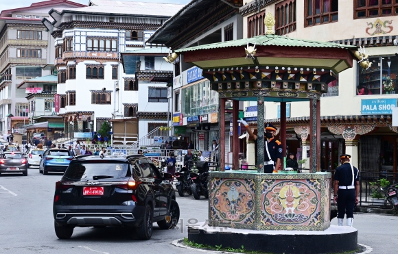 팀푸 시내에선 교통 경찰의 수신호가 신호등 역할을 한다.