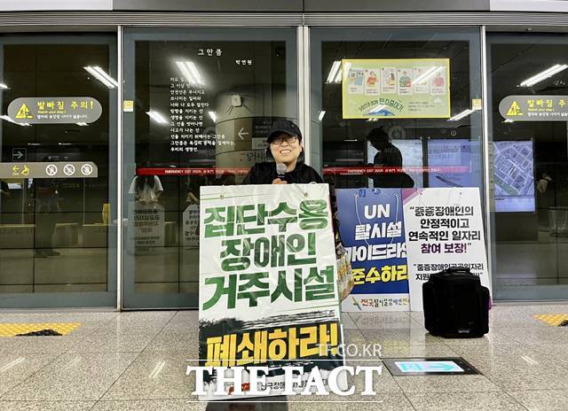 수미 씨는 5살 때 소아마비에 걸려 41년을 집안에서 살았다. 이후에도 시설에서 16년을 살다가 지난 2017년 탈시설했다. /조소현 기자