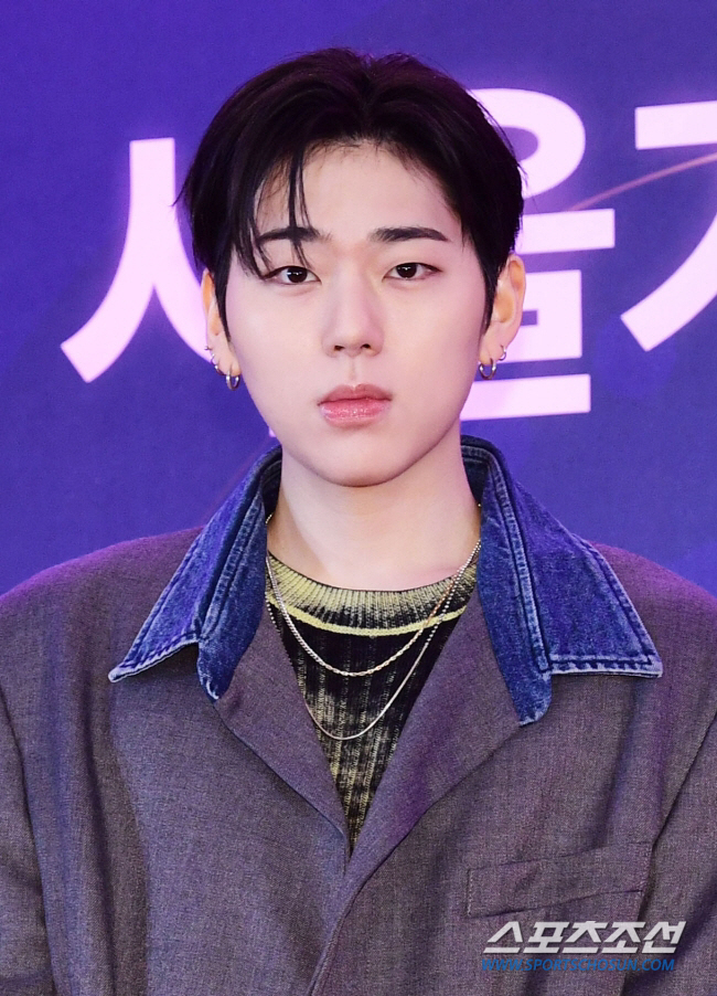 While Singer Zico failed to keep up with the scheduled performance time, fans were angry at the festivals unsatisfactory progress.On the 16th, 2023 Ipk festival was held at Suwon World Cup Stadium auxiliary stadium in Gyeonggi-do.Zico was scheduled to be on the final stage with the Dynamic Duo, Jesse, LoCo, Hyorin, Giri Boy, and Minoi on stage, but the timetable was uninterrupted.It takes time for the previous Singer to prepare for the next Singer to climb the Stage after 30 minutes of stage, but it is tightly packed without such time.Also, the performance time of the Singers on the stage was getting slower, but the organizers did not make any sanctions.In the end, Zico, who was scheduled to climb to the 9 oclock stage as the performance continued to push, was not on stage until 9:50.However, according to the terms of the performance contract, the performance must be terminated at 10:00.Eventually, Zico, who was scheduled to perform for 30 minutes, had to come down from the stage in 10 minutes, singing songs such as Any Song, New Song and Turtle Ship.Zico also said, I feel frustrated. I think promises are important, but there must be contractual restrictions, adding, I think I wont be able to do an encore because of time constraints as Im on the outdoor stage.However, fans were also angry because of the immature progress of the festival, especially when the victim Zico stood in front of the fans and apologized instead.The fans said, Does it make sense to delay for 50 minutes?, Zico would have arrived in time, but I have only performed for 10 minutes, I am angry that I apologized, and I want the festival to officially apologize to the artist and the audience. I am asking for an apology.