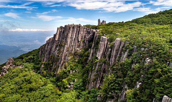 광주 무등산국립공원 내 주상절리대인 서석대 전경. 하늘을 향해 솟아오른 돌기둥이 무리를 이룬 이곳은 2018년 4월 유네스코의 세계지질공원에 지정됐다. 중앙포토
