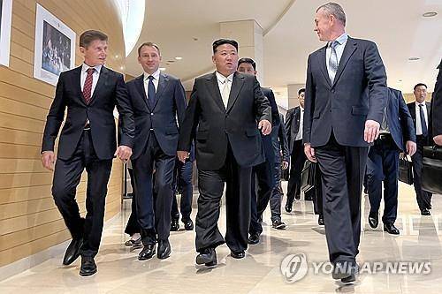 김정은 북한 국무위원장과 올레크 코제먀코 러시아 연해주 주지사(왼쪽) 등이 16일(현지시간) 블라디보스토크 마린스키 극장을 방문한 모습 / 사진=연합뉴스