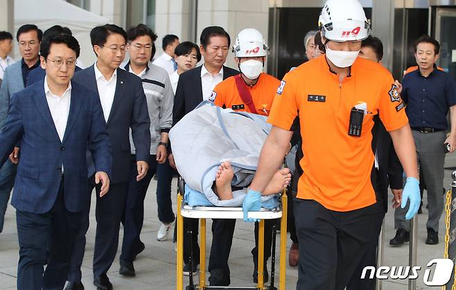 단식 19일차인 이재명 더불어민주당 대표가 18일 오전 서울 여의도 국회 당 대표실에서 119 구급대에 의해 병원으로 실려가고 있다. 2023.9.18/뉴스1 ⓒ News1 임세영 기자