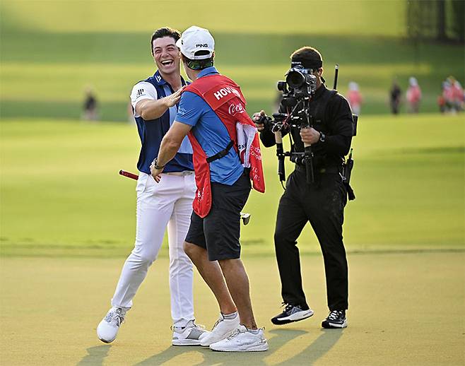 페덱스컵에서 우승한 빅토르 호블란이 캐디와 기뻐하고 있다. 사진 PGA투어