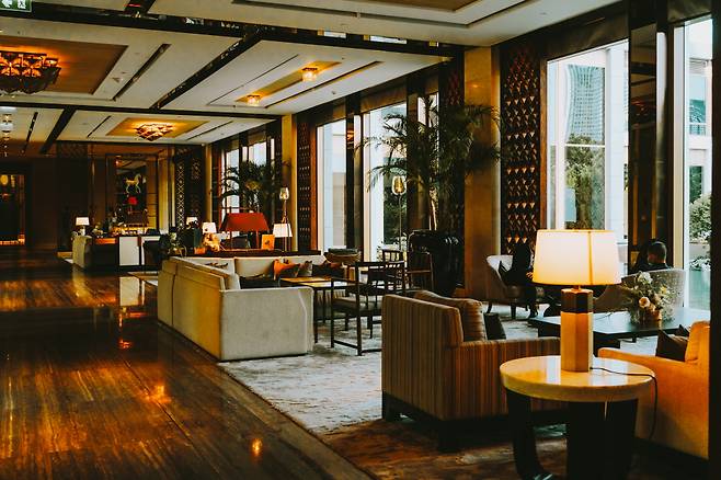 카펠라 방콕의 1층 로비. 낮과 밤 모두 차분한 럭셔리함이 느껴진다