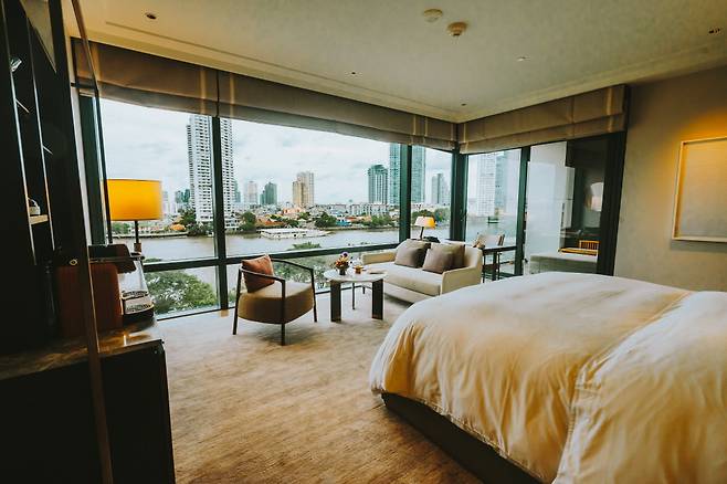 전 객실에서 통창 가득 차오프라야 강 뷰가 펼쳐진다