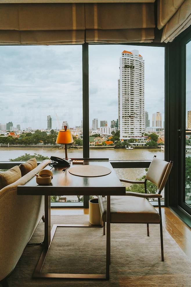 마치 고급진 응접실 또는 업무실 같은 분위기가 나는 객실 내부