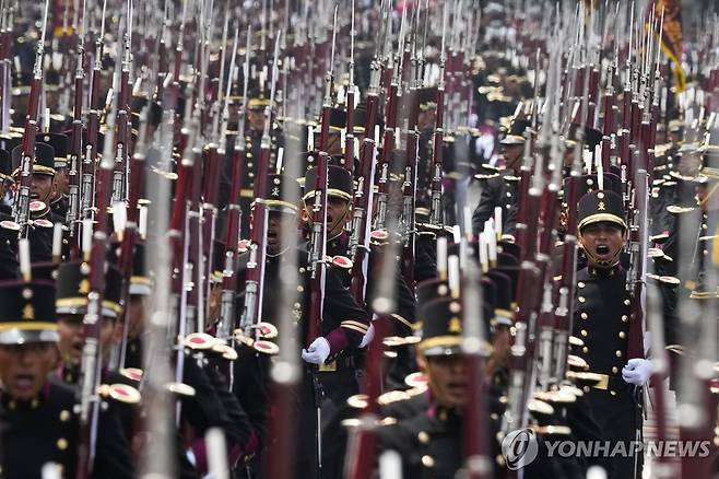 멕시코 독립기념 행사에서 행진하는 사관생도들 (멕시코시티 AP=연합뉴스) 16일(현지시간) 멕시코 수도 멕시코시티에서 열린 독립기념 213주년 행사에서 사관생도들이 행진하고 있다. 2023.9.18