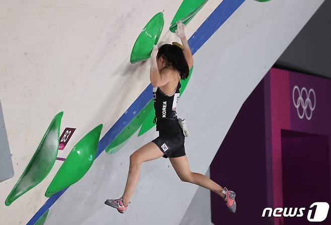 스포츠클라이밍 서채현이 6일 일본 도쿄 아오미 어반 스포츠파크에서 열린 '2020 도쿄올림픽' 여자 스포츠클라이밍 콤바인 볼더링 결승전에서 암벽을 오르고 있다. .2021.8.6/뉴스1 ⓒ News1 송원영 기자