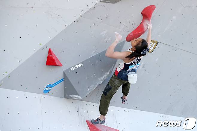 한국 스포츠클라이밍 대표팀 서채현이 12일 서울 서초구 잠원한강공원에서 열린 2022 국제스포츠클라이밍연맹(IFSC) '서울 스포츠클라이밍 아시아선수권대회' 여자 볼더링 결승전에서 코스를 공략하고 있다. 2022.10.12/뉴스1 ⓒ News1 이승배 기자