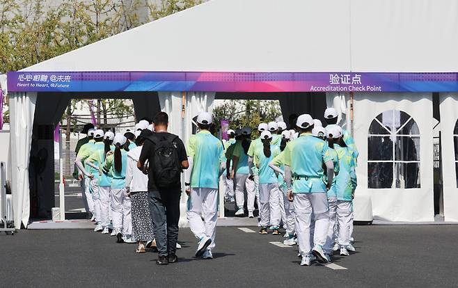 18일 중국 항저우 올림픽 스포츠 센터 스타디움에서 자원봉사자들이 개회식 리허설을 위해 입장하고 있다. 2023.9.18. 항저우 | 연합뉴스
