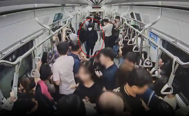 2023년 9월 6일 아침 8시 23분쯤 서울 지하철 2호선 동대문역사문화공원역에서 을지로4가역 방향으로 가는 전동차 안에서 마스크를 쓴30대 남성이 걸어오자 시민들이 놀라 피하고 있다. /서울 중부경찰서 제공