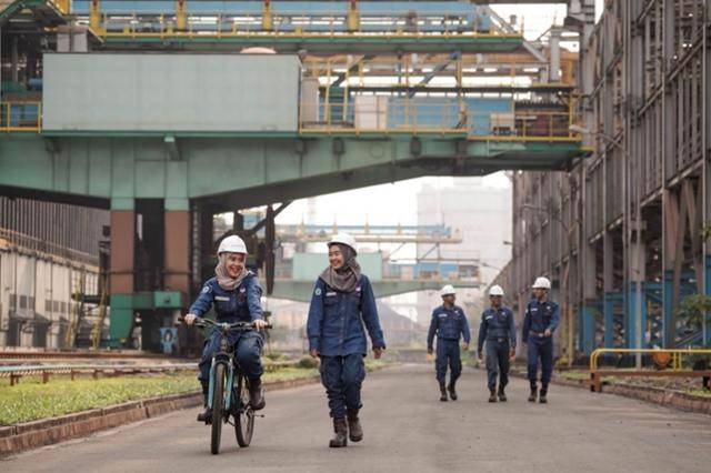 인도네시아 칠레곤의 크라카타우포스코 직원들이 출근하고 있다. 포스코 제공