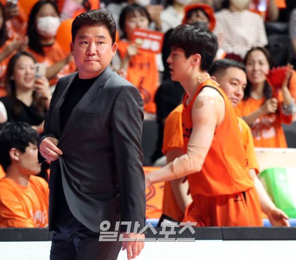 2022-2023 프로농구 고양캐롯과 안양KGC의 4강 플레이오프 4차전 경기가 19일 오후 경기도 고양실내체육관에서 열렸다. 4쿼터 김승기 감독이 이정현을 교체한 후 코트를 바라보고 있다. 고양=김민규 기자 mgkim1@edaily.co.kr /2023.04.19/