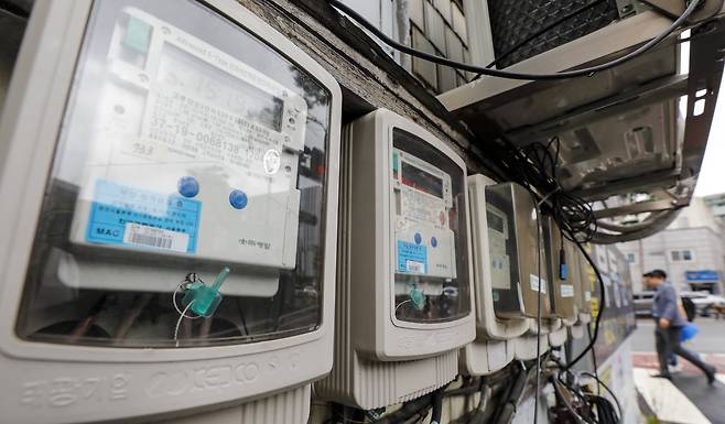 서울 시내 한 상가밀집지역 외벽에 달린 전력량계량기 모습. 뉴스1