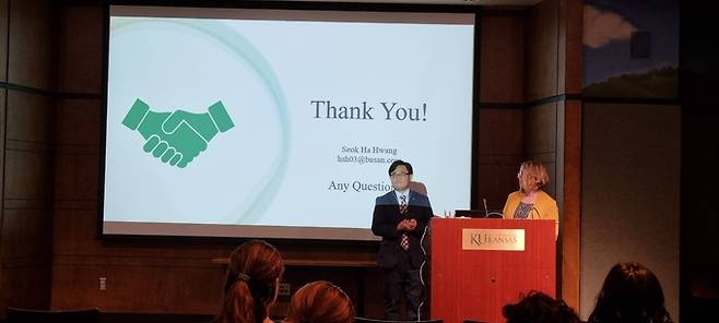 험프리 펠로우십 저널리스트 부문 참여자로 현재 미국에 체류 중인 황석하 부산일보 기자가 지난 7월 캔자스주립대에서 연수 중 프레젠테이션을 마친 모습. /황석하 제공