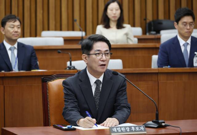 ▲이균용 대법원장 후보자가 19일 국회에서 열린 인사청문회에서 의원 질의에 답하고 있다. ⓒ연합뉴스