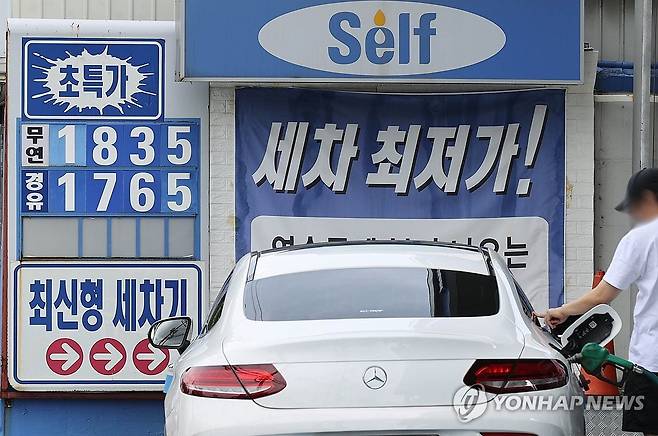 계속 오르는 유가 (서울=연합뉴스) 이재희 기자 = 17일 서울 시내 한 주유소 앞에 휘발유 가격이 게시돼 있다. 한국석유공사 유가 정보 서비스 '오피넷'에 따르면 이날 주유소 휘발유 평균 판매가격은 ℓ당 1천770.19원을 기록했다. 2023.9.17 scape@yna.co.kr