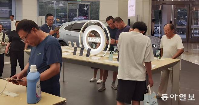 중국 최대 명절인 국경절 연휴(9월 29일∼10월 6일)를 앞둔 17일 수도 베이징 차오양구 화웨이 매장에서 시민들이 최근 출시된
최신 스마트폰 메이트 60 프로를 살펴보고 있다. 매장에서 만난 시민들은 “화웨이를 사줘야 한다”며 ‘애국 소비’를 강조했다.
베이징=김기용 특파원 kky@donga.com