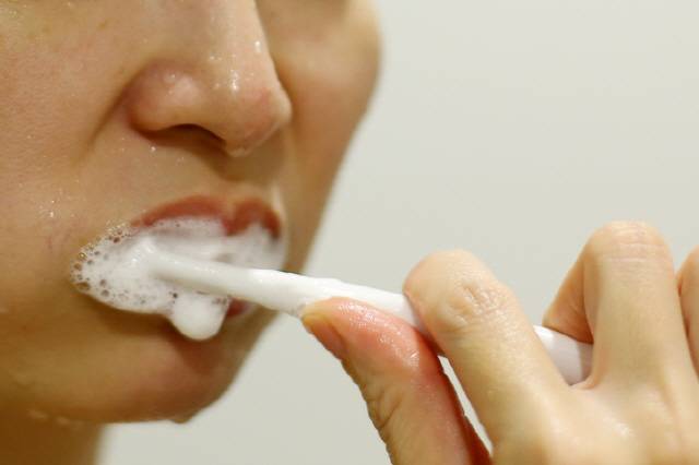 양치를 세수나 샤워 후에 하는 습관이 턱 여드름을 유발할 수 있다./사진=게티이미지뱅크