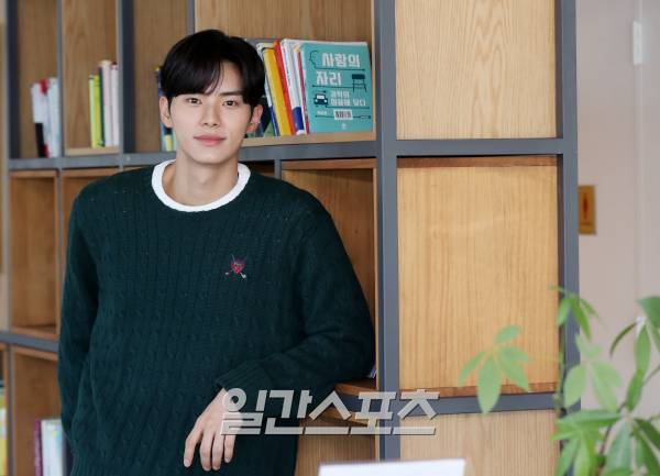 tvN드라마 '일타 스캔들'에서 '이선재'역으로 출연한 배우 이채민이 21일 오전 서울 중구 KG타워에서 진행된 일간스포츠와의 인터뷰에 앞서 포즈를 취하고 있다.김민규 기자 mgkim1@edaily.co.kr /2023.02.21/