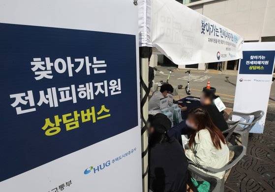 인천 미추홀구 주안역 광장에서 운영중인 '찾아가는 상담 버스'에서 전세사기 피해 임차인들이 상담을 하고 있다. '찾아가는 상담 버스'는 전세사기 피해자가 기존 지원방안을 미처 알지 못해 활용하는 일이 없도록 하기 위해 지자체 및 보건복지부, 주택도시보증공사(HUG) 전세피해지원센터 등과 협력해 운영한다. 뉴스1