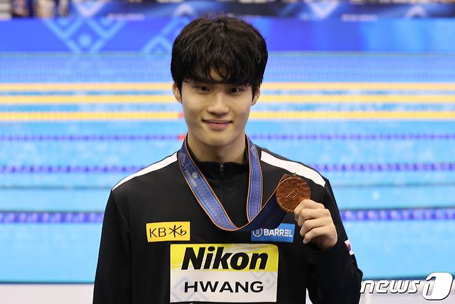 '대한민국 수영 간판' 황선우가 25일 오후 일본 후쿠오카 마린 메세 후쿠오카홀에서 열린 '2023 세계수영선수권대회' 남자부 자유형 200m 결선에서 동메달을 차지한 뒤 기념 촬영하고 있다. 2023.7.25/뉴스1 ⓒ News1 구윤성 기자