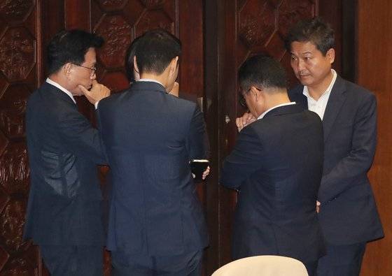 (서울=뉴스1) 임세영 기자 = 박광온 더불어민주당 원내대표 및 의원들이 21일 오후 서울 여의도 국회에서 열린 제410회 국회(정기회) 제8차 본회의에서 이재명 대표에 대한 체포동의안 결과를 기다리며 굳은 표정을 짓고 있다. 2023.9.21/뉴스1